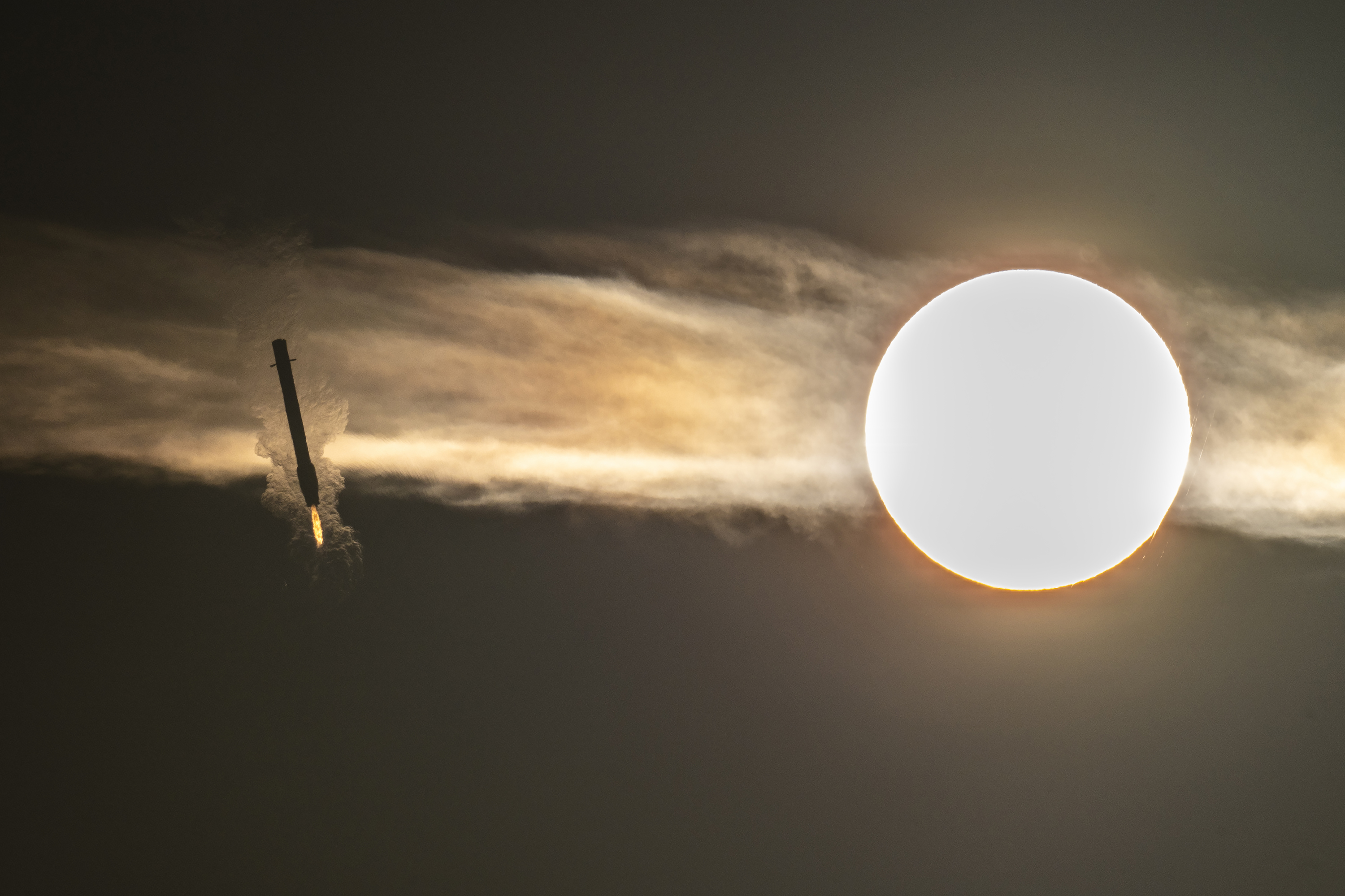 Falcon 9 first stage returning to land at LZ-40 following the Cygnus NG-24 launch
